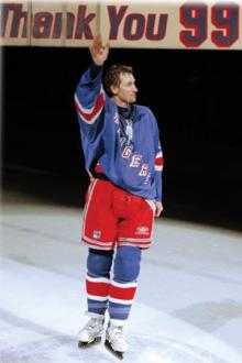 Wayne Gretzky salutand fanii lui Rangers.